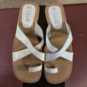 New Womens White Leather Toe Loop Sandals 8.5 9